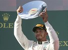 Lewis Hamiltons trofejí pro druhé místo ve Velké cen Austrálie formule 1.