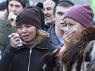 Lidé truchlí za obti poáru v obchodním centru v ruském mst Kemerovo. (26....