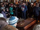 V Kemerovu pohbili první obti tragického poáru. (28. 3. 2018)