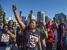 Obyvatelé Sacramenta protestovali proti zastelení neozbrojeného Afroameriana...