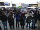Obyvatelé Sacramenta se shromádili ped stadionem Golden 1 Center na protest...