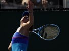 eská tenistka Karolína Plíková v utkání se Zarinou Dijasovou z Kazachstánu.