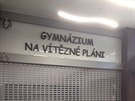 Chodba v gymnáziu Na Vítzné pláni je vyzdobená písmem ve fontu Comic Sans,...