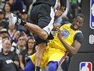 Draymond Green (vpravo) z Golden State dostal od LaMarcuse Aldridge ze San...