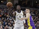 Victor Oladipo (vlevo) z Indiany útoí na ko LA Lakers, brání ho Ivica Zubac.