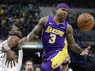 Isaiah Thomas (vpravo) z LA Lakers svádí souboj o mí s Alem Jeffersonem z...