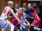 Renata Pudláková (15) ze Slavie útoí kolem Josipy Buraové z Hradce Králové.