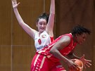 Steph Maddenová (vpravo) ze Slavie obchází Michaelu Matukovou z Hradce Králové.