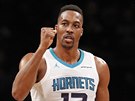 Dwight Howard z Charlotte se raduje z povedené akce proti Brooklynu. Protihrái...