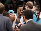 Dwight Howard pijímá gratulace spoluhrá z Charlotte.