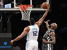 Dwight Howard (vlevo) z Charlotte bere mí z rukou Quincyho Acyho z Brooklynu.