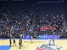 Poloprázdná aréna v Sacramentu eká na zápas NBA s Atlantou. Dalí diváky...