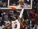 Dwyane Wade (vlevo) z Miami v podkoovém souboji s Jeffem Greenem z Clevelandu.