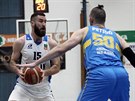 Kolínský basketbalista Milo Pajovi (vlevo) útoí pes Ratka Petrie z...