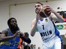 Kolínský basketbalista Michal Vocetka (v bílém) útoí na ko Jindichova Hradce...