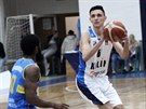Kolínský basketbalista Filip Zahradníek (v bílém) útoí na ko Jindichova...