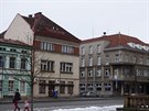 Mstsk ad v Hronov vyuv budovu Radnice (vpravo) a dm U zelenho stromu.