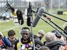 Usain Bolt hovoří s novináři po tréninku s fotbalisty bundesligového Dortmundu.