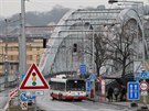 Na Benešův most nesmí vozidla nad 3,5 tuny a provoz tu nově řídí semafory,...