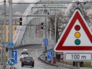 Na Benev most nesmí vozidla nad 3,5 tuny a provoz tu nov ídí semafory,...