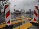 Na Benešův most nesmí vozidla nad 3,5 tuny a provoz tu nově řídí semafory,...