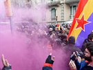 Protesty v Barcelon proti zadrení Carlese Puidgemonta (25. bezna 2018).