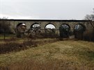 Viadukt u Podleína pes zaniklou tra 11b. 50.2201097N, 14.1527175E