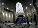 Testování aerodynamického krytu rakety Falcon 9 ve vakuové komoe.