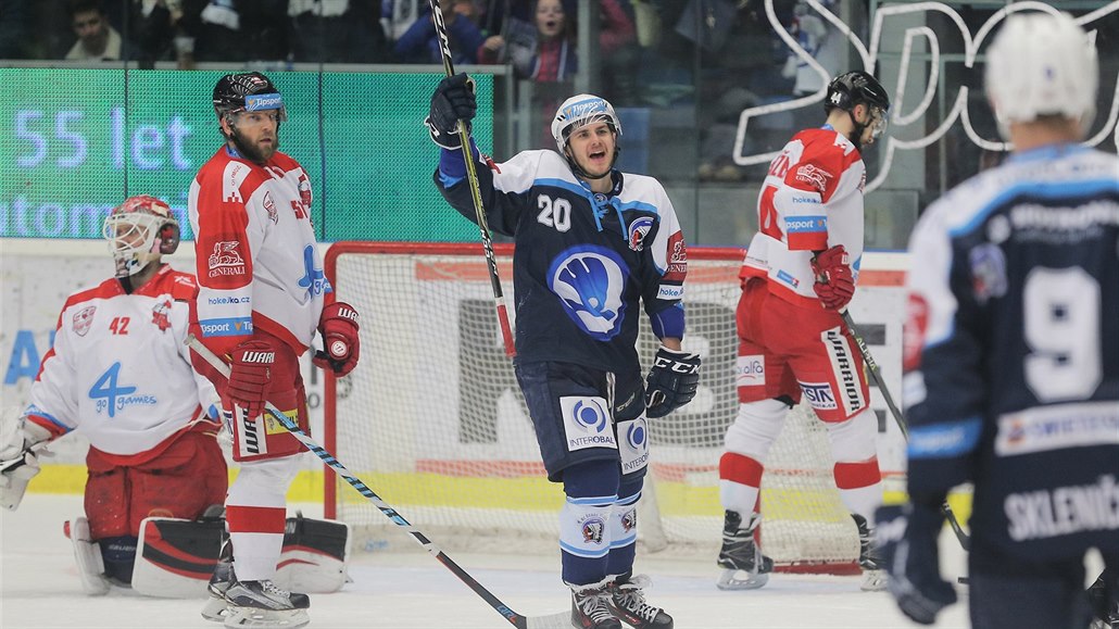 Plze�ský David Stach slaví gól v síti Olomouce.