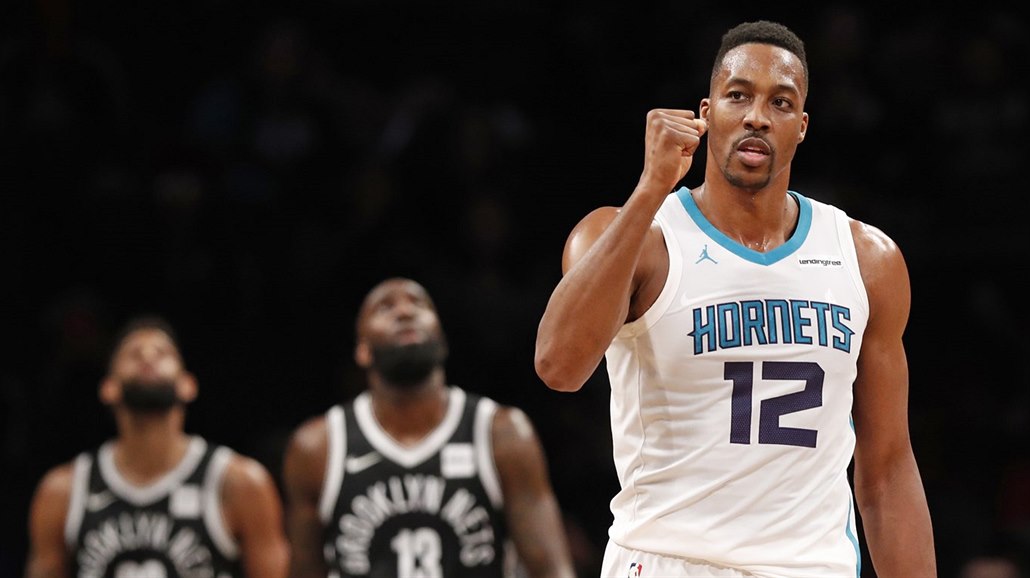 Dwight Howard z Charlotte se raduje z povedené akce proti Brooklynu. Protihrá�i...