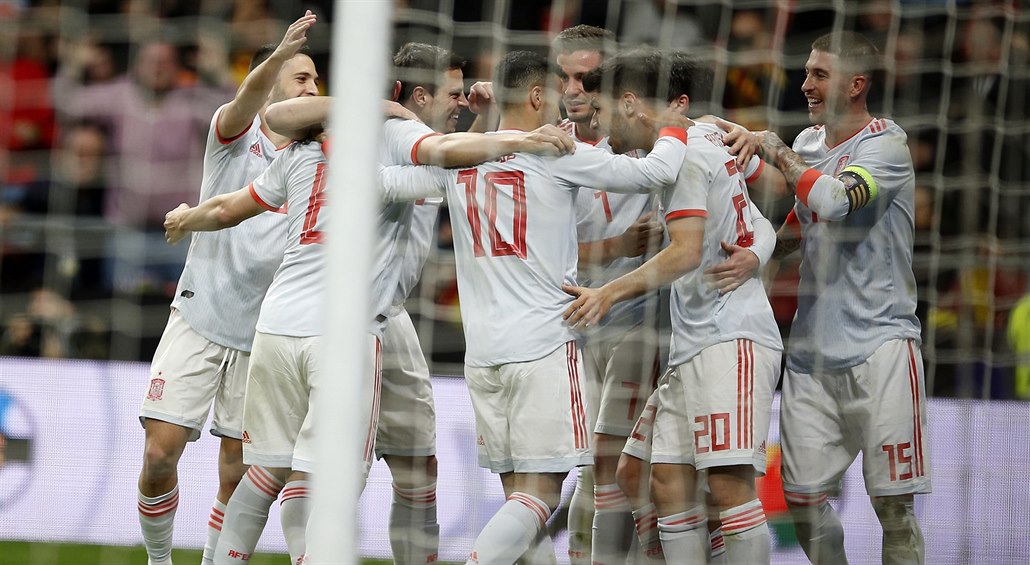 Gólová radost �pan�lských fotbalist� v p�ípravném duelu proti Argentin�