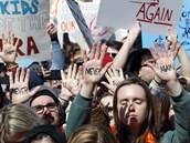 Desetitisíce studentů demonstrovaly ve Washingtonu za zpřísnění kontroly...