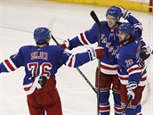 Filip Chytil (uprosted). Brady Skjei a Mats Zuccarello slav gl New York...