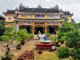 Ch&#249;a Pháp B&#7843;o je jeden z největších chrámů, které v Hoi Anu najdete....