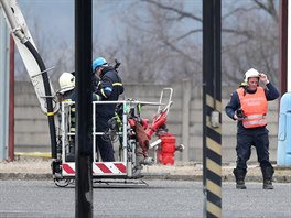 Hasiči a záchranáři zasahují po výbuchu v areálu chemičky ve středočeských...