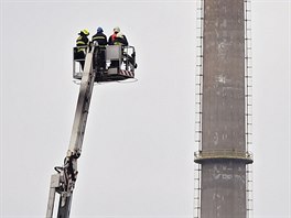 Hasiči a záchranáři zasahují po výbuchu v areálu chemičky ve středočeských...