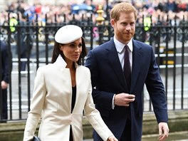 Meghan si postupn zvyká na formální styl, který mají lenové britské královské...