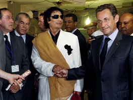Bval libyjsk vldce Muammar Kaddf vt tehdejho francouzskho prezidenta...