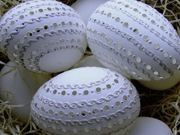 Kraslice vyrobené z vybělených kachních vajíček s jemným děrováním a malováním...