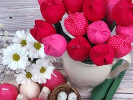 Z barevných látek lze vyrobit i velice jednoduché tulipánky (v tomto pípad...