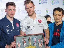 Čeští reprezentanti Tomáš Kalas (uprostřed) s Lukášem Masopustem na turnaji v...
