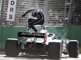 Romain Grosjean předčasně opouští monopost Haas ve Velké ceně Austrálie formule...