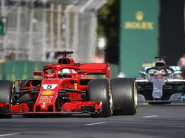 Sebastian Vettel před Lewisem Hamiltonem ve Velké ceně Austrálie formule 1.