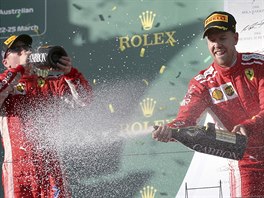 Sebastian Vettel slaví vítězství ve Velké ceně Austrálie formule 1, s ním i...