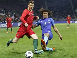 Portugalsk tonk Cristiano Ronaldo (vlevo) se sna prosadit pes brncho...