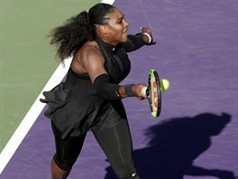 Americk tenistka Serena Williamsov returnuje v duelu 1. kola na turnaji v...