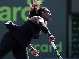 Americk tenistka Serena Williamsov servruje v duelu 1. kola na turnaji v...