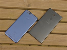 Pitom t잚í Xperia XA2 ultra má konstrukci zad z plastu, zatímco Honor 7X má...