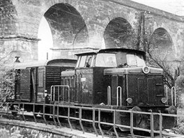 Manipulační vlak vedený lokomotivou T334.019 pod podlešínským viaduktem ve...