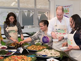 Princ William a vévodkyně Kate si v komunitním centru pomohli s přípravou oběda...